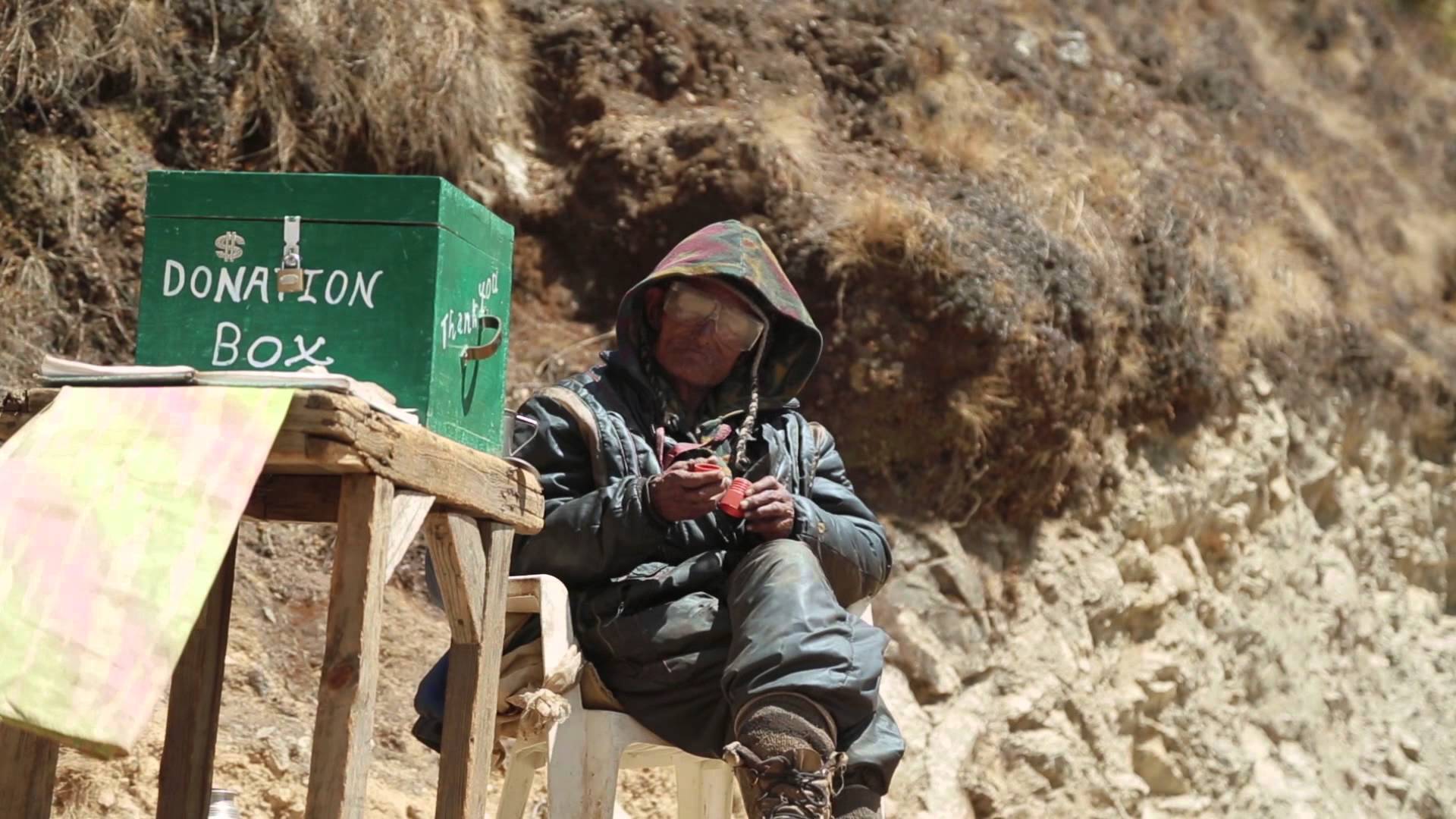 सगरमाथाको बाटो बनाउँछन् असी वर्षे शेर्पा
