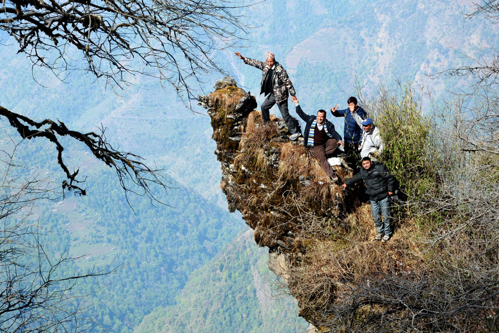 पर्यटक लोभ्याउँदै घुम्टे