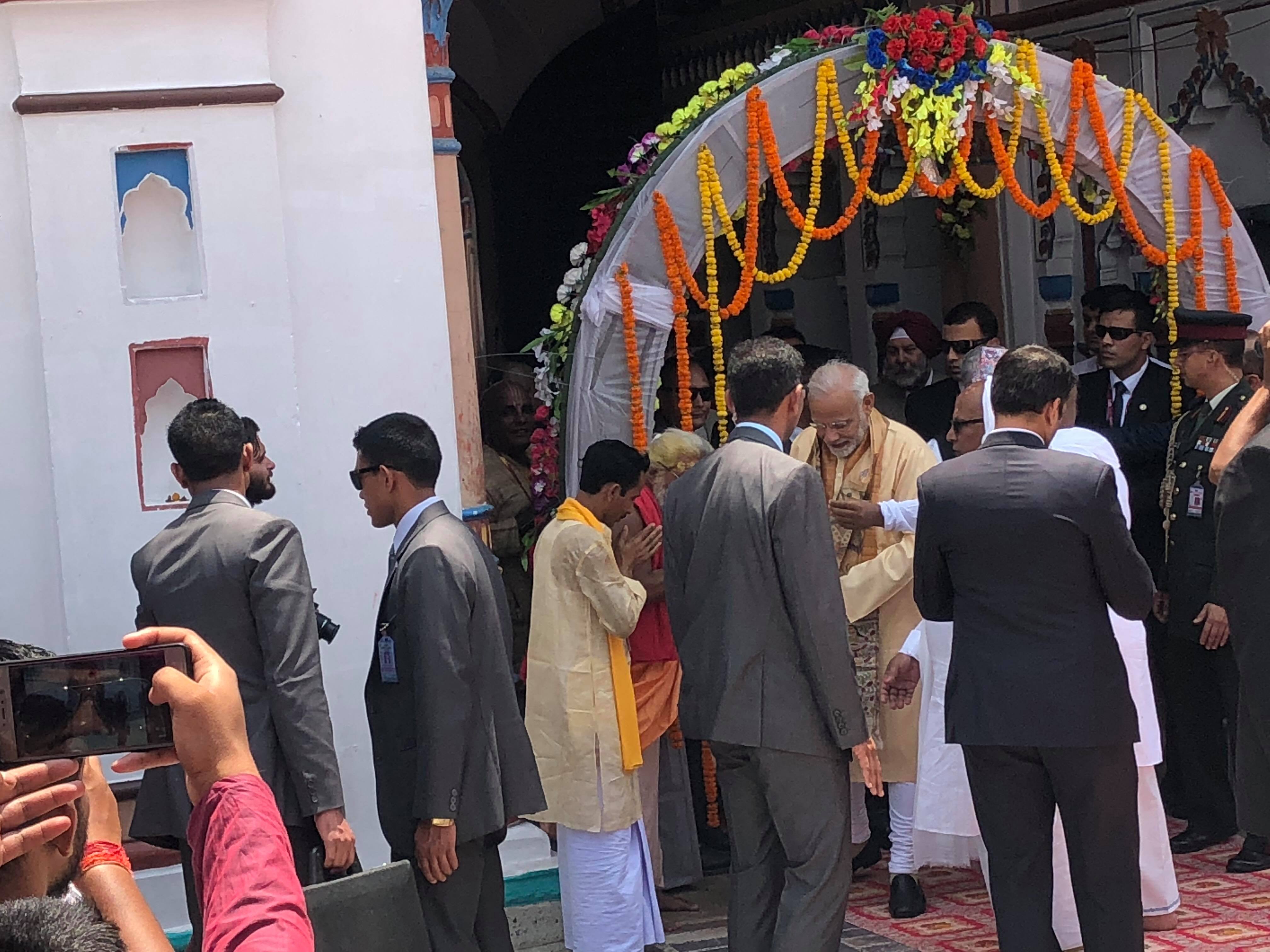मोदीलाई बाह्रबिघामा एक सय २१ किलोका तीन माला